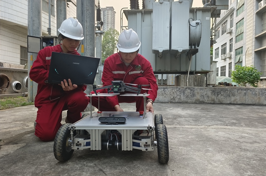 “巡電先鋒”團隊進行電力巡檢作業。潘知南攝