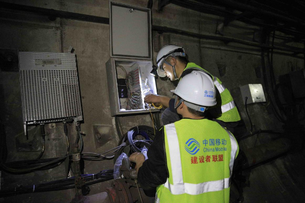 广西移动网络工程师对隧道内网络线路进行升级。吴家志摄