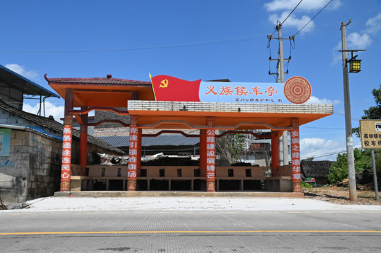 新修缮的省道302线排岭候车亭。李芯摄