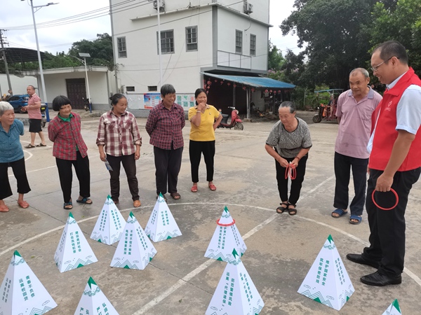 村民踊跃参与套圈圈游戏。梁翠华摄