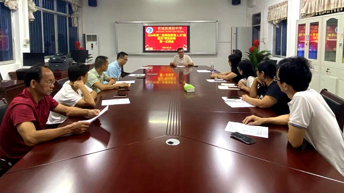 图为学校帮扶团队讨论学校发展方案