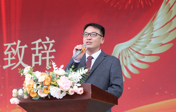 图为杜兆年在忻城县高级中学2025届成人礼上发表讲话