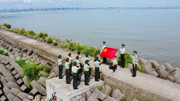 武警官兵重溫入黨誓詞。