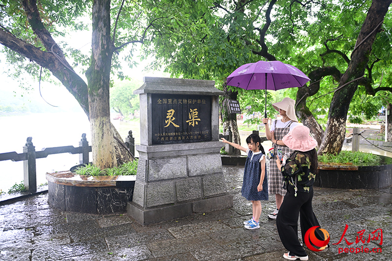 游客在游览桂林灵渠水利风景区。人民网 雷琦竣摄