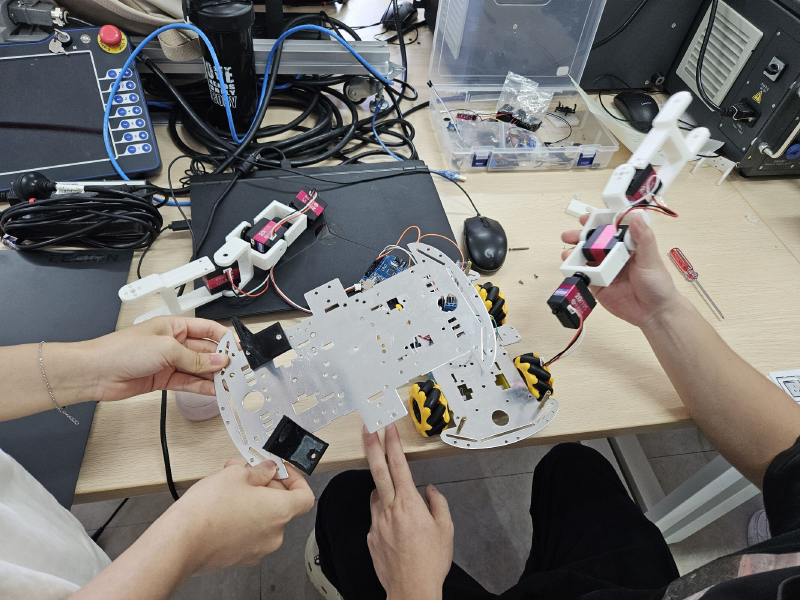 学生进行小型双臂复合机器人系统设计。桂林电子科技大学供图