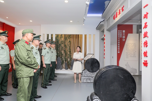 武警官兵接受廉潔教育。
