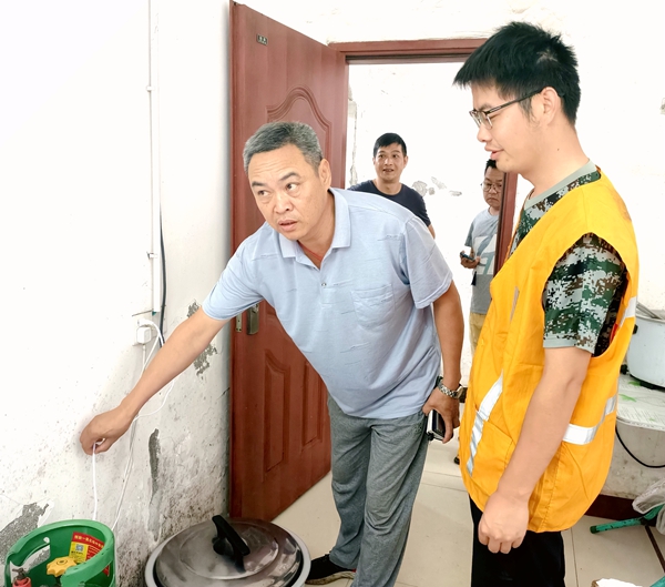 羅龍湘書記檢查駐地伙食堂燃氣使用消防安全。