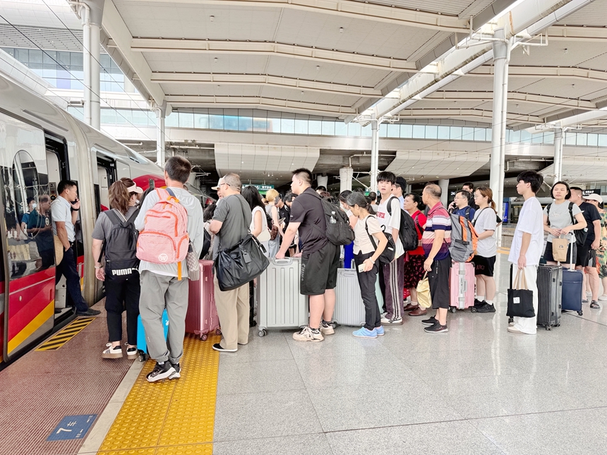 7月1日南宁东站站台旅客有序乘降。于莉摄