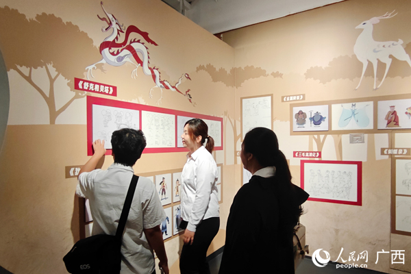 观众正在观展。人民网记者 王勇摄
