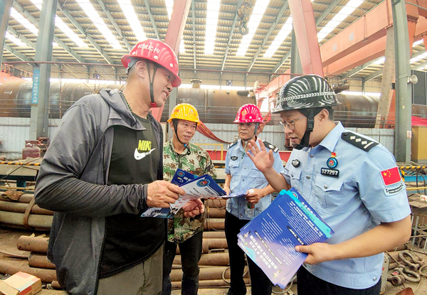 民警进企业开展宣传。企沙边境派出所供图