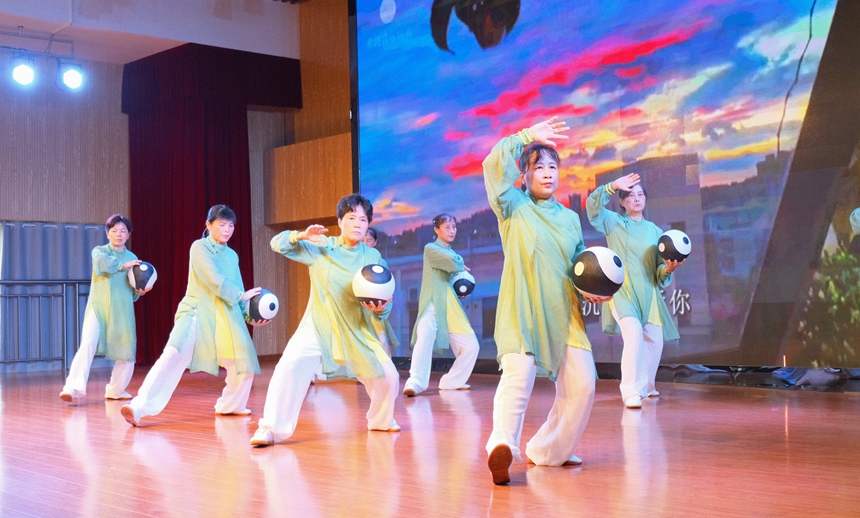 《24式太極球》表演。黃艷萍攝