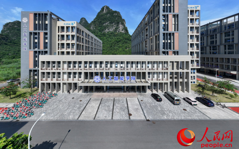 行进中国丨拆掉教室的“墙”，AI人才向产业生长