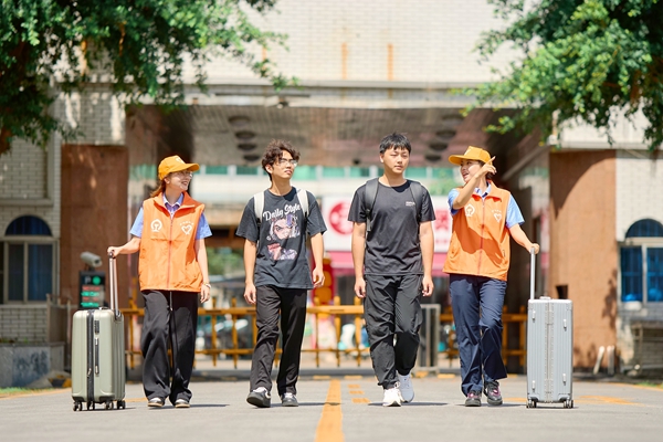 职工志愿者热情引导新职入职。覃仕庄摄