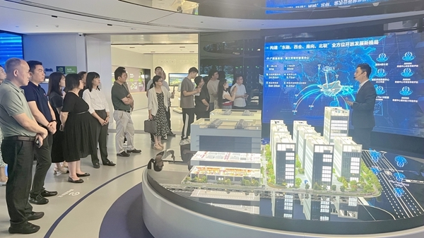自治区审计厅人工智能与大数据研究攻关团队成员调研人工智能项目现场。