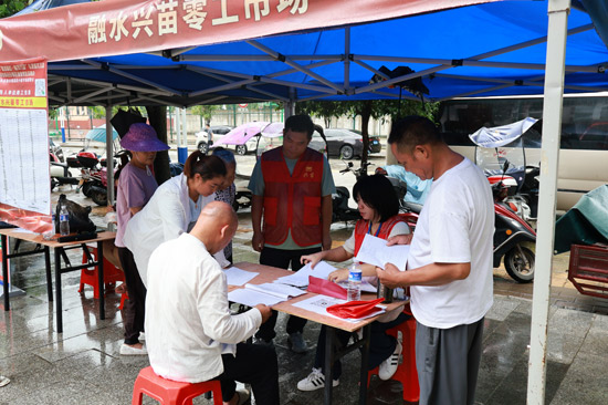 用工企業工作人員為群眾介紹崗位信息3