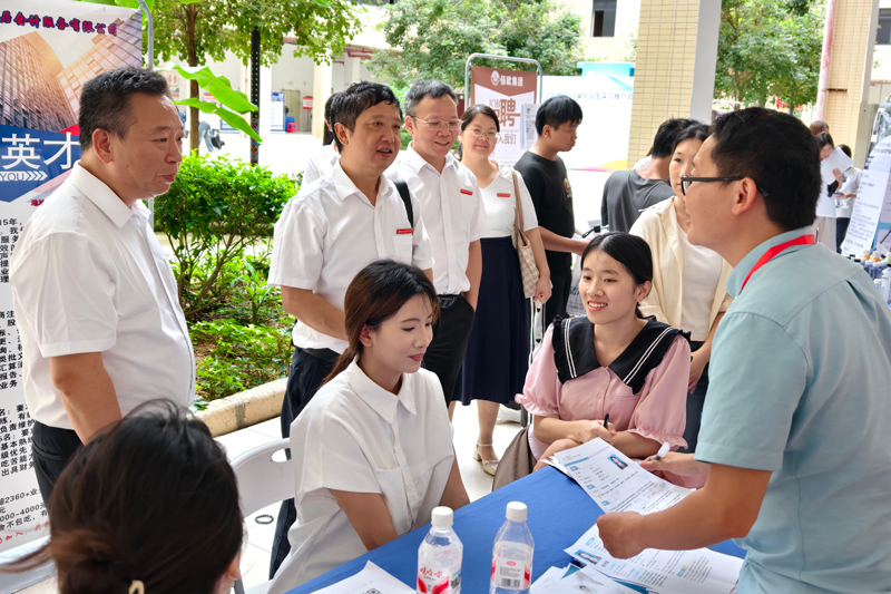 學校領導與招聘企業交談。學校供圖