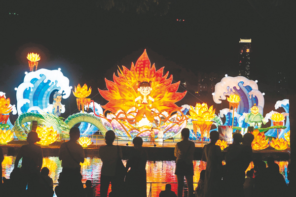 精美的布景讓市民游客體驗夏夜裡的奇幻之旅。圖為哪吒火舞（主題場景）。記者葉子榕攝