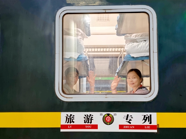 旅游专列发车。曾莉摄