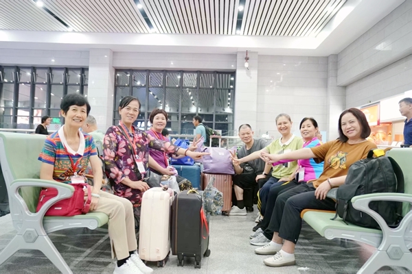 银发旅客在玉林站候车室开心合影。陈海婵摄
