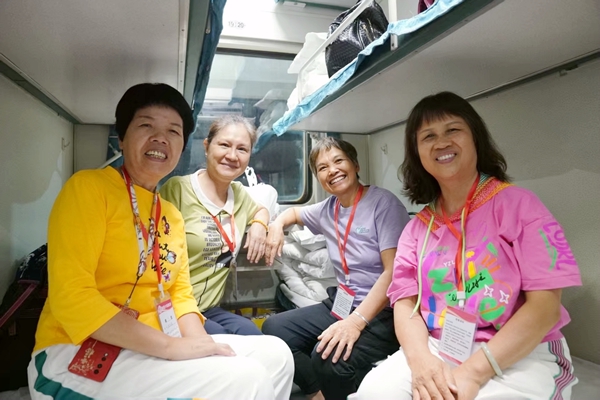 银发旅客开心启程。陈海婵摄