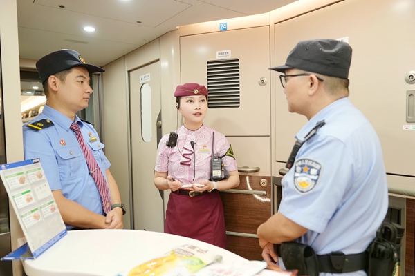 图为列车长郑冯婷组织召开高铁乘务党支部会议。吴志琼摄