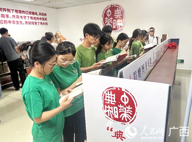 学生正在阅览书籍。人民网 韦欢摄