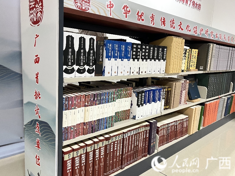 成果展阅。人民网 韦欢摄
