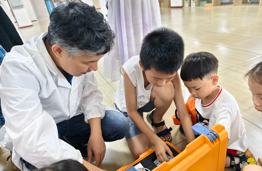 工作人員指導孩子們完成水質pH、濁度測定及噪聲測試。