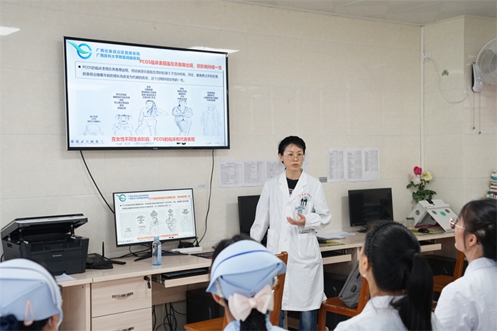专家深入病房进行教学查房和技术指导
