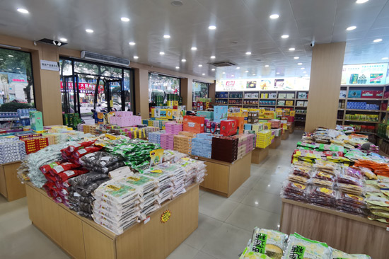 旅游终端店员引导游客扫码体验线上文创商城(李科宏摄)