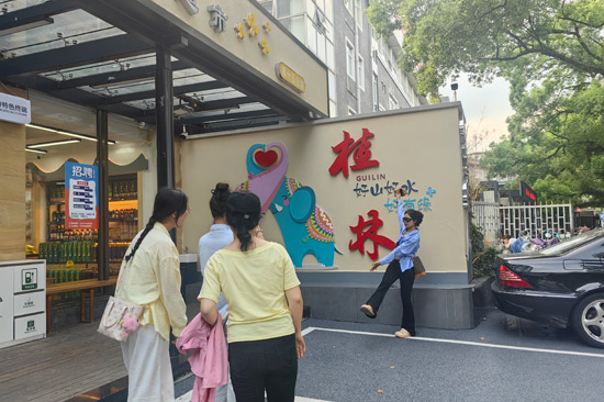 游客在旅游终端文化墙拍照打卡(侯明霞摄)