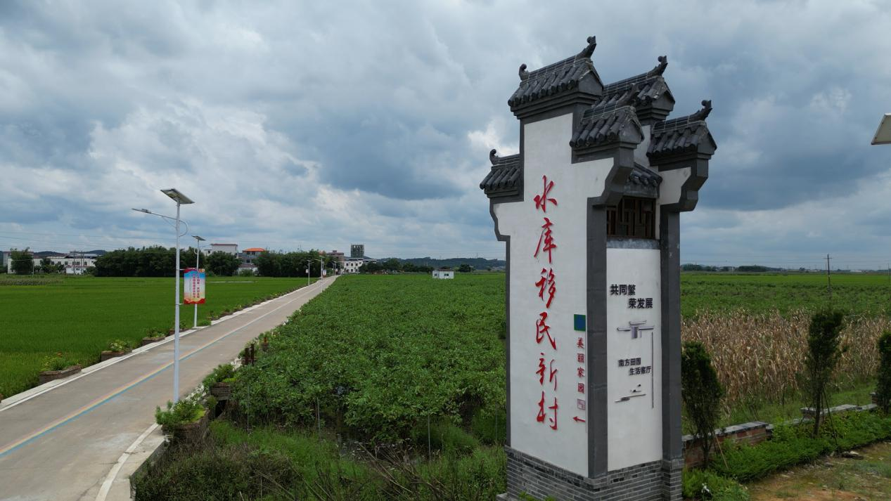 石龙镇水库移民新村村进村路口新颜。桂平市融媒体中心供图