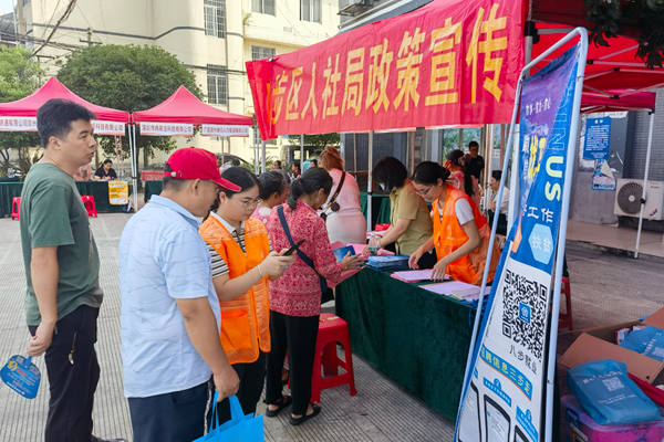 群众前来咨询就业信息。