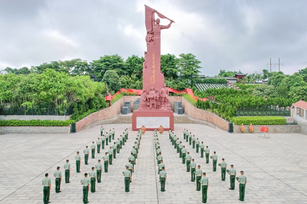 武警官兵肅立默哀。