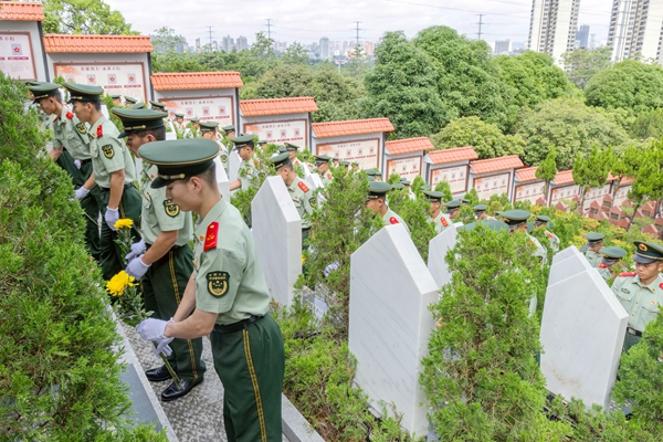 武警官兵向烈士獻花。