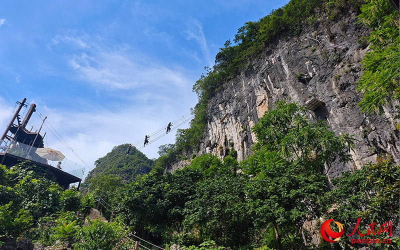 行进中国丨穿梭云端峭壁 解锁桂林山水新视角