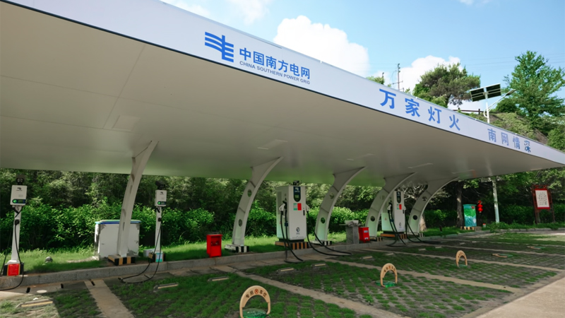 大中村牌坊“光充一体”智能充电站。梧州供电局供图
