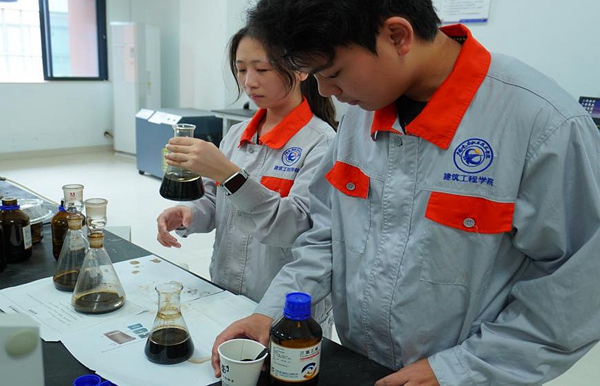 “铝创砌迹” 团队进行低温成型工艺试验。覃运贵摄