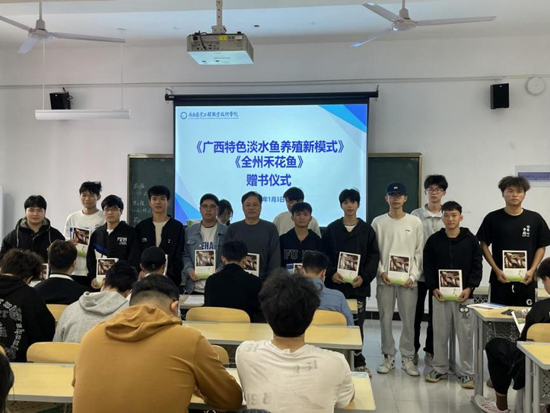 开展科普著作赠送活动。张秋明摄