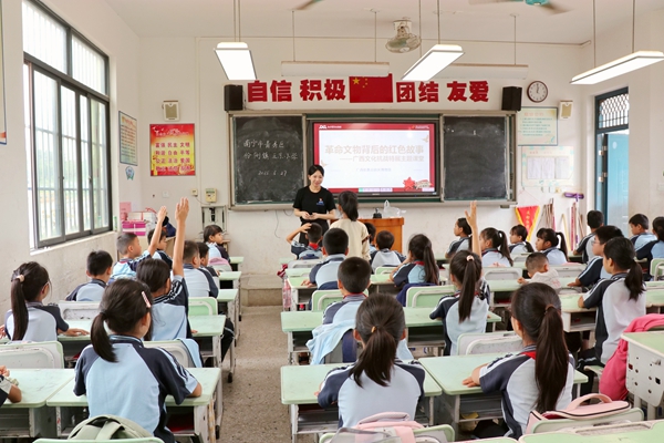 “行走的广西博物馆”走进校园。李鑫摄