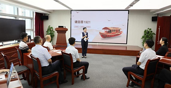在支部书记的带领下,全体党员共同体验了红色党建沉浸课程《请回答1921》。谢立华摄