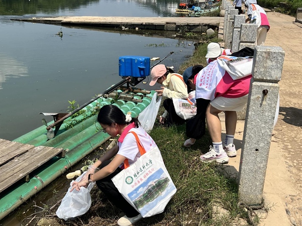 師生在清理大圩段漓江沿岸垃圾。吳奇攝