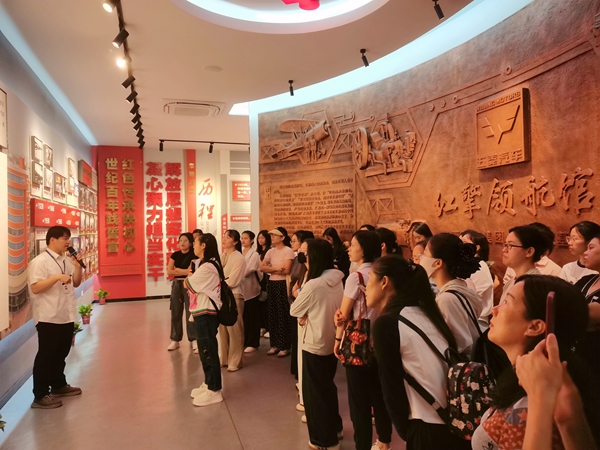 2.学员们走进五菱汽车工匠学院。
