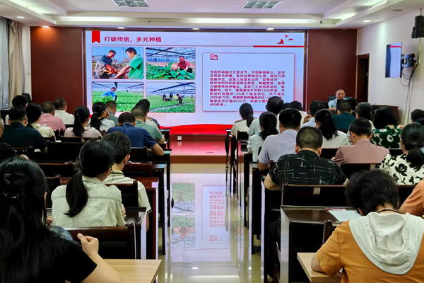 全國勞模廖其智在黨校授課。