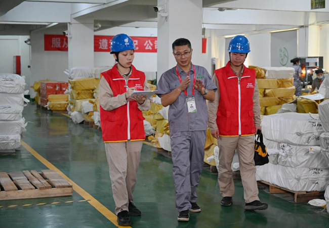 国网邵武市供电公司员工正在福临日用品制造有限公司了解企业用电需求