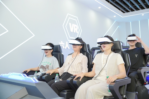 员工体验VR技术。