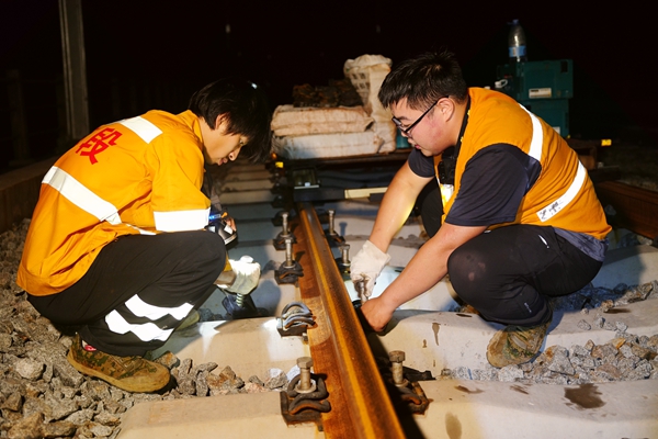 作業人員對線路基礎進行調整。丁明宇攝