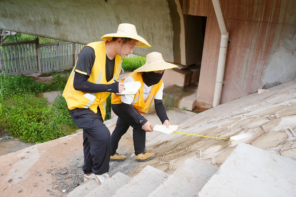 作業人員對護坡排水管道進行排查。丁明宇攝