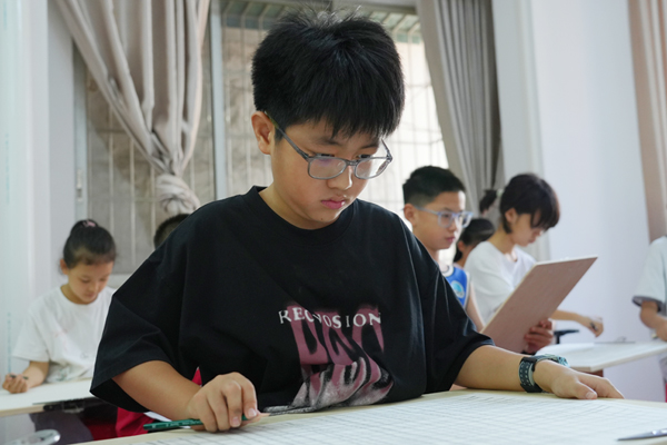 八步區文化館暑期免費培訓班美術課程，學生在學習畫線段。譚小榮攝