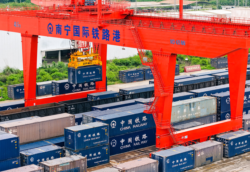 南宁国际铁路港龙门吊正在吊装货物。陈智彬摄